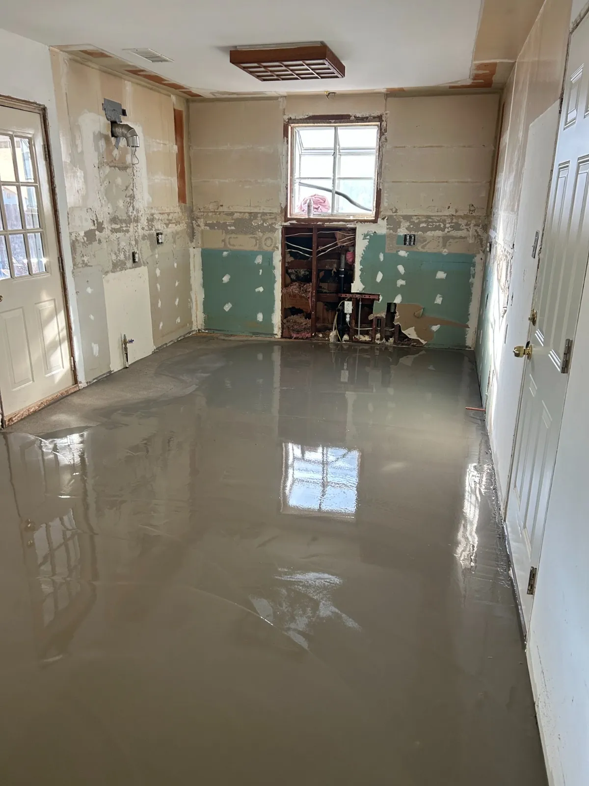 Fresh leveling compound on a subfloor